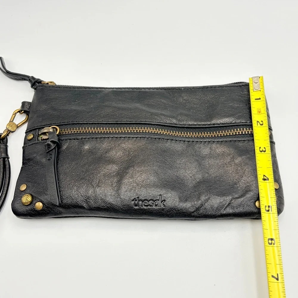 The SAK Sanibel Leather‎ Charging Wristlet Black Leather Top Zip Card Slots 8x5